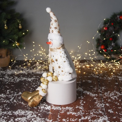 Игрушка мягкая «Снеговик в костюме со звёздами и в колпаке» 46×19 см, золотисто-белый