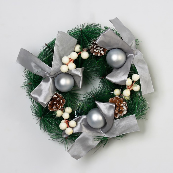 Венок новогодний d=24 см «Зимнее волшебство. Фестиваль блеска», с серебристыми бантами и шариками - Фото 1