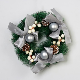 Венок новогодний d=24 см «Зимнее волшебство. Фестиваль блеска», с серебристыми бантами и шариками