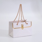 Пакет переноска для цветов, ручка цепь, «Белый», с золотым тиснением, 15×10.5×10 см - Фото 2