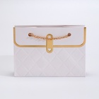 Пакет переноска для цветов, ручка цепь, «Белый», с золотым тиснением, 15×10.5×10 см - Фото 4