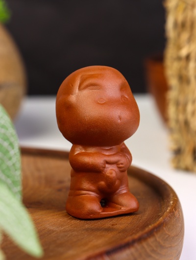 Фигурка для чайной церемонии TAKE IT EASY «Писающий мальчик», керамика, 3.5×3.5×6 см