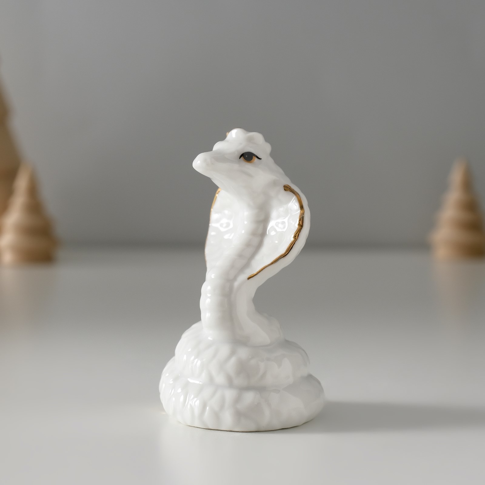 Сувенир керамика «Белая кобра в короне» с золотом 4х4,5х7,5 см 10498902 Сувенир керамика «Белая кобра в короне» с золотом 4х4,5х7,5 см 10498902