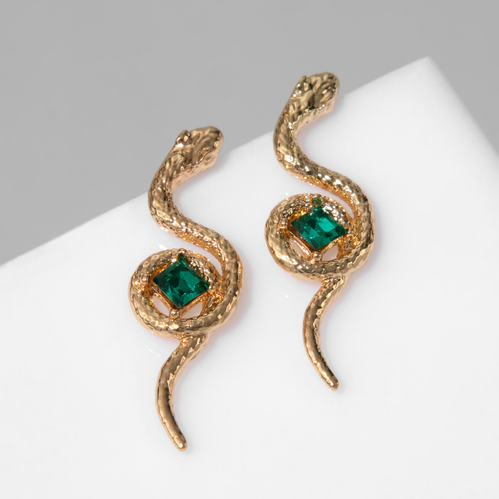 Серьги со стразами «Змея» завиток, цвет зелёный в золоте - Фото 1