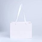 Пакет подарочный с широким дном и окном 20×14×13.2 см, белый - Фото 3