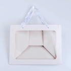 Пакет подарочный с широким дном и окном 25×19×18 см, белый - Фото 3