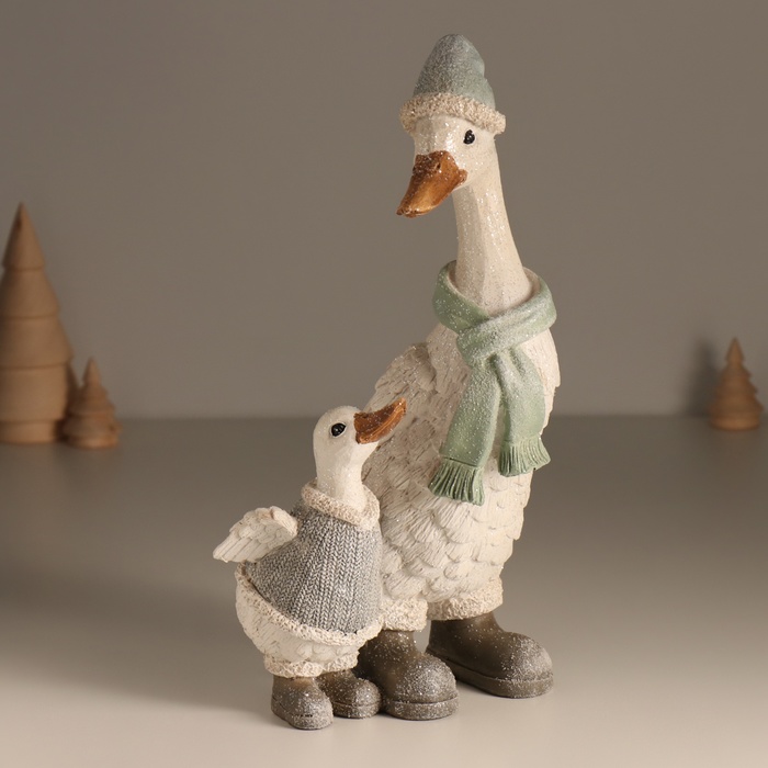 Фигурка полистоун «Гусь в длинном колпаке и шарфе, с гусёнком», 14.5×13.5×27.5 см - Фото 1