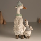 Фигурка полистоун «Гусь в длинном колпаке и шарфе, с гусёнком», 14.5×13.5×27.5 см - Фото 3