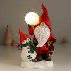 Фигурка светящаяся полистоун «Дед Мороз в красном наряде со снеговиком, с шариком», 15×10.2×23 см - Фото 2