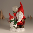 Фигурка светящаяся полистоун «Дед Мороз в красном наряде со снеговиком, с шариком», 15×10.2×23 см - Фото 3