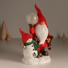 Фигурка светящаяся полистоун «Дед Мороз в красном наряде со снеговиком, с шариком», 15×10.2×23 см - Фото 4