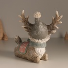 Фигурка полистоун «Олешка в сером колпаке и шарфике, лежит», 21×11.5×20 см - фото 6808127