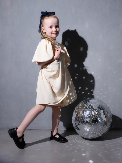 Платье нарядное для девочки MINAKU: Party Dress, цвет молочный, рост 104-110 см