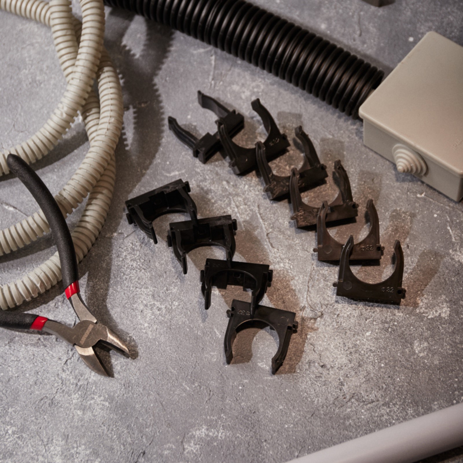 Кабельные скобы с гвоздиком