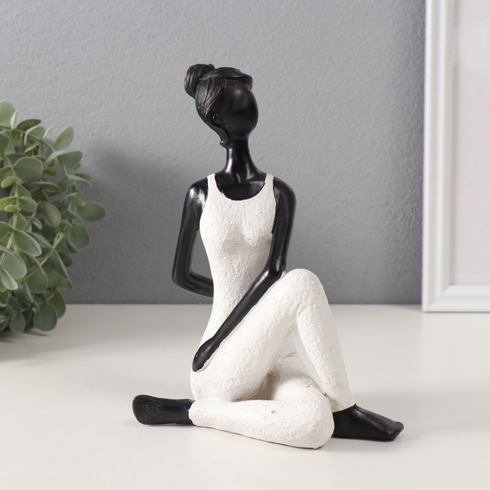 Фигурка полистоун «Девушка в позе повелителя рыб», белый с чёрным, 13×10×18.5 см