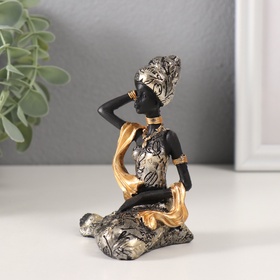 Фигурка полистоун «Африканка в цветочном платье с золотым шарфом, сидит», серебро, 8×6×10.5 см