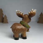 Фигурка полистоун «Лосик Улыбка в еловом венке с ягодками и колокольчиком», 15.5×9×17.5 см - фото 50228337