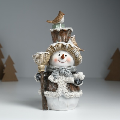 Фигурка полистоун «Снеговик с птичками на цилиндре, с метлой», беж, 11×10×20.5 см