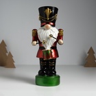 Фигурка полистоун «Щелкунчик-гусар в красном мундире, с барабаном», 11×9.5×26.5 см - Фото 2