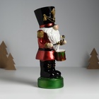 Фигурка полистоун «Щелкунчик-гусар в красном мундире, с барабаном», 11×9.5×26.5 см - Фото 3