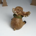 Фигурка полистоун «Лосик Улыбка в еловом венке с бантом и колокольчиком», сидит, 13.5×11×16 см - фото 50228342