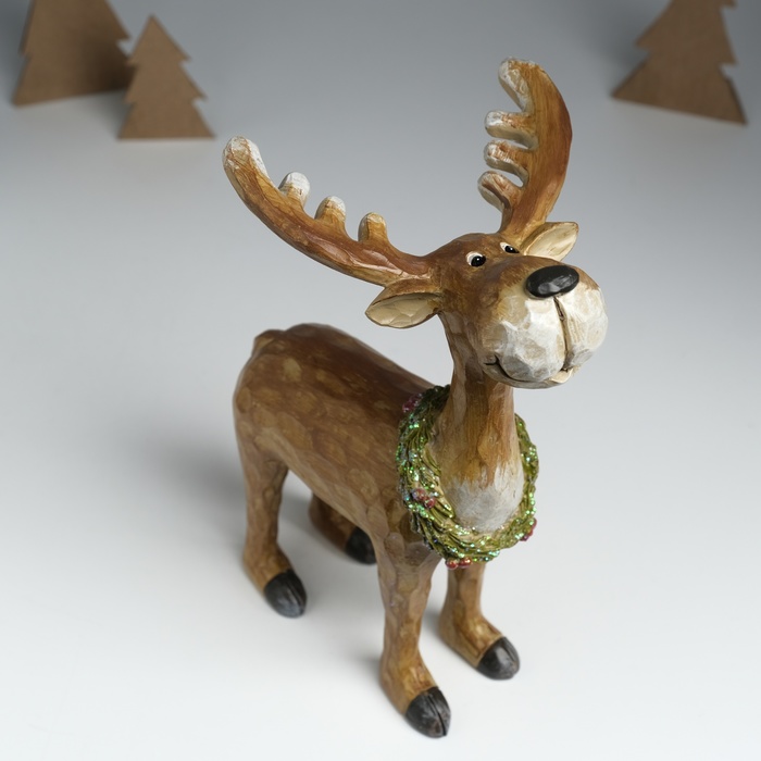Фигурка полистоун «Важный лось в еловом венке с ягодками», 16.5×10×25 см - Фото 1