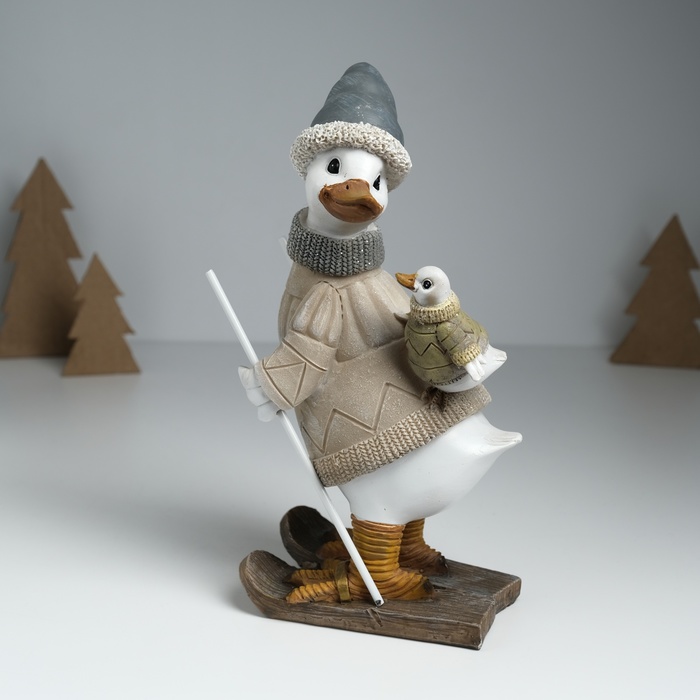 Фигурка полистоун «Гусь на лыжах, с гусёнком на спине», серо-бежевый, 9.5×13.5×23.5 см - Фото 1