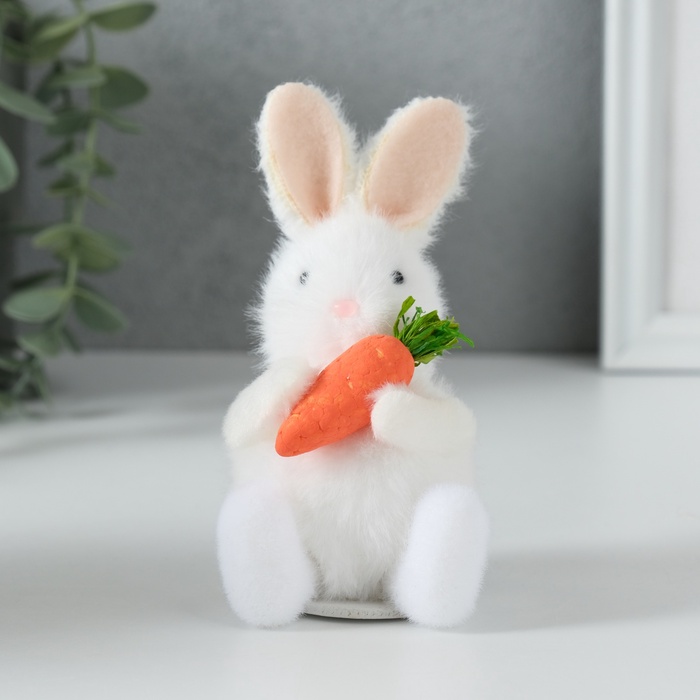 Фигурка «Зайка с морковкой», 6.5×6.8×11.7 см