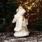 Снегурочка под ёлку «Зимнее волшебство. В шубке с бусинками и в кокошнике» двигается, с подсветкой, 30 см, золото - Фото 5