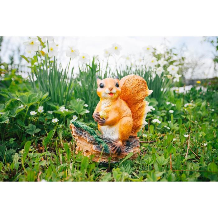Садовая фигура "Белочка с орешком на пне" 25х12х23см - фото 1906791857