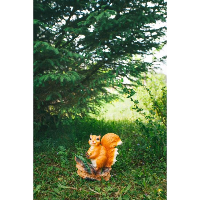 Садовая фигура "Белочка с орешком на пне" 25х12х23см - фото 1906791859