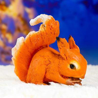 Садовая фигура "Белка грызет желудь" 19х9х16см