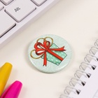 Значок новогодний закатной d=35 мм «Подарок» 6.5×6.5 см - Фото 4