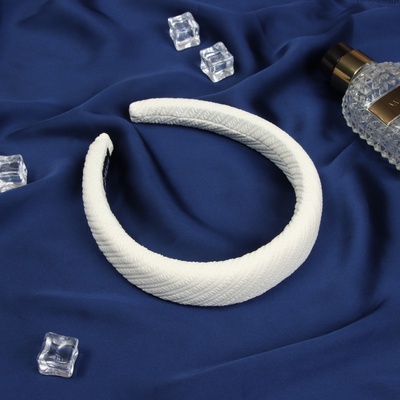 Ободок для волос QF «Жаннет», классик орнамент, 3 см, молочный