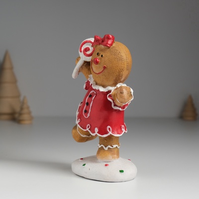 Фигурка полистоун «Пряничка в красном платье, с леденцом», 10×5×14 см