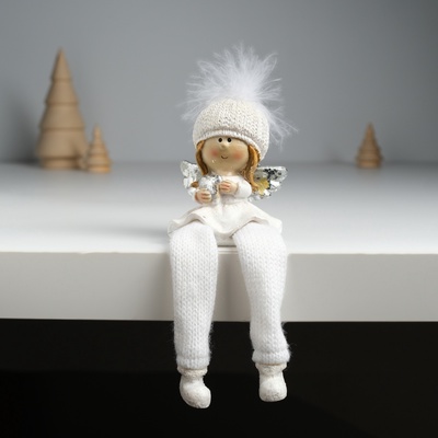 Фигурка настольная полистоун «Ангелочек в белом наряде, в шапке с пухом сидит», на полку, длинные ножки, 6×4×15 см