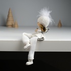 Фигурка настольная полистоун «Ангелочек в белом наряде, в шапке с пухом сидит», на полку, длинные ножки, 6×4×15 см - Фото 3