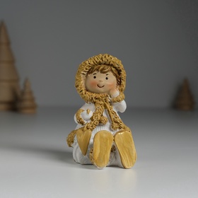 Фигурка полистоун «Малышка в белой шубке, с сердечком сидит», 5×5.5×8 см