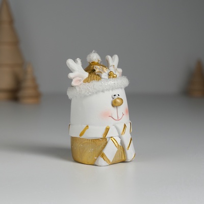 Фигурка полистоун «Олень белый в шапке и шарфике», 4×4×7 см