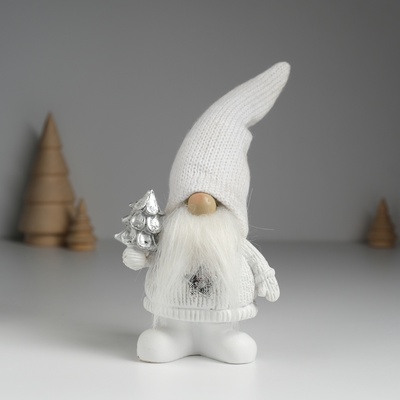 Фигурка полистоун «Дед Мороз в белом вязанном колпаке, с серебристой ёлочкой», 8.5×5×18 см