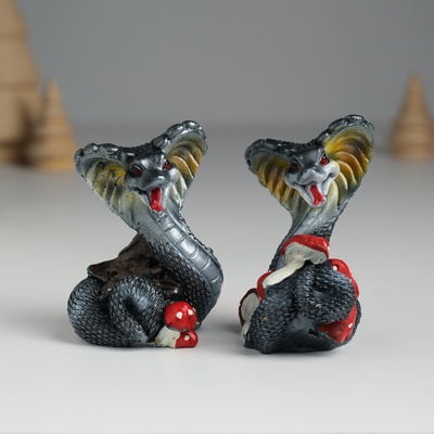 Фигурка полистоун «Змейка тёмная с мухоморами», 4.3×3.5×6 см, МИКС