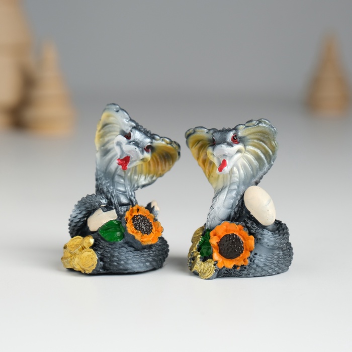 Фигурка полистоун «Змейка тёмная с подсолнухом», 7×3×4.3 см, МИКС - Фото 1