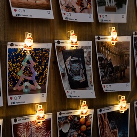 {{photo.Alt || photo.Description || 'УЦЕНКА Гирлянда «Нить» 2 м, роса, с насадками «Прищепки с Дедом Морозом», IP20, серебристая нить, 20 LED, от батареек ААх2, свечение тёплое белое'}}