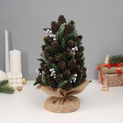 Искусственная ёлка настольная «Зимнее волшебство» с шишками, в мешочке, 30×16 см