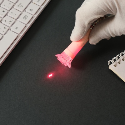 Фонарик-лазер брелок для ключей на карабине «Персиковая», 3 режима, светит, мигает, указка, LR44×3 шт., 3×3×9 см
