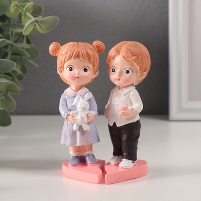 Набор фигурок полистоун «Парочка с зайком и шкатулкой», 2 шт., 5.5×6.5×11 см