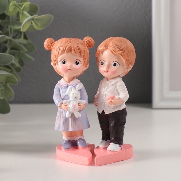 Набор фигурок полистоун «Парочка с зайком и шкатулкой», 2 шт., 5.5×6.5×11 см - Фото 1