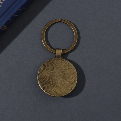 Брелок стекло, металл "Круг. Совушка в шляпке" d=3 см