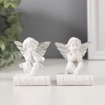 Фигурка полистоун «Ангелочек на книге с серебристыми крыльями», стразы, 4×4.5×6.5 см, МИКС