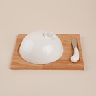 УЦЕНКА Маслёнка на деревянной подставке фарфоровая с ножом «Тренто»,22×17.5 см, цвет белый - Фото 1